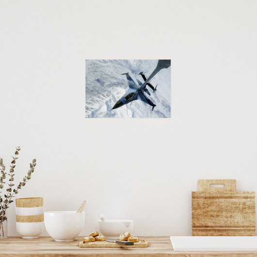 Ein F-16 Aggressor sitzt in Kontaktposition Poster (Küche)