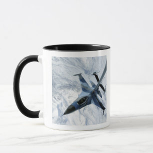 Ein F-16 Aggressor sitzt in Kontaktposition Tasse