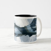 Ein F-16-Aggressor Zweifarbige Tasse (VorderseiteRechts)