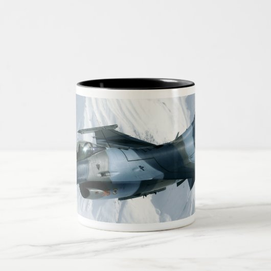 Ein F-16-Aggressor Zweifarbige Tasse (Mittel)