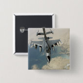 Ein F-16-Kämpffalken schürt Button (Vorne & Hinten)