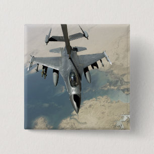 Ein F-16-Kämpffalken schürt Button