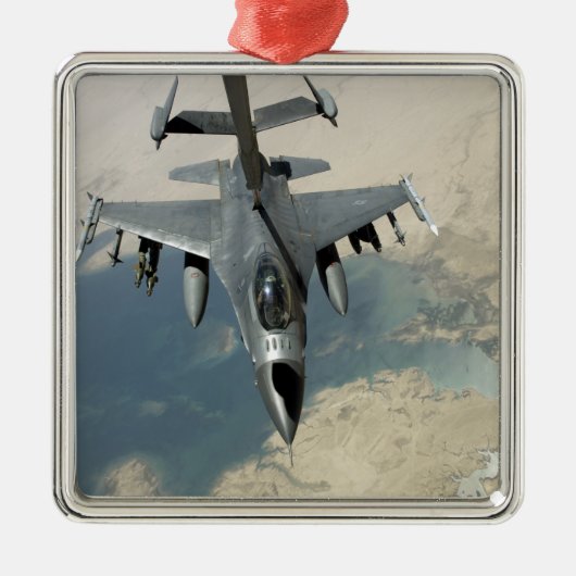 Ein F-16-Kämpffalken schürt Ornament Aus Metall (Vorne)