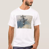Ein F-16-Kämpffalken schürt T-Shirt (Vorderseite)