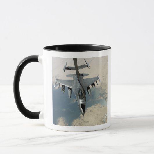 Ein F-16-Kämpffalken schürt Tasse (Links)