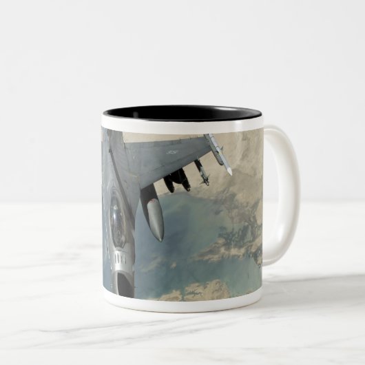 Ein F-16-Kämpffalken schürt Zweifarbige Tasse (VorderseiteRechts)