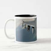 Ein F-16-Kämpffalken schürt Zweifarbige Tasse (Links)