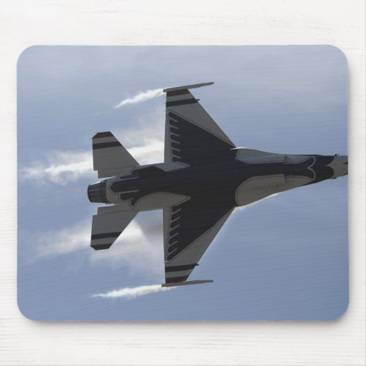 Ein F-16-Kampffalken zieht hohe Gs Mousepad (Vorne)