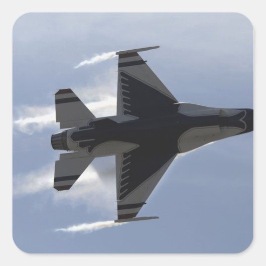 Ein F-16-Kampffalken zieht hohe Gs Quadratischer Aufkleber (Vorderseite)