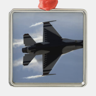 Ein F-16-Kampffalken zieht hohe Gs Silbernes Ornament