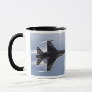 Ein F-16-Kampffalken zieht hohe Gs Tasse