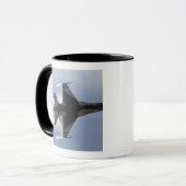 Ein F-16-Kampffalken zieht hohe Gs Tasse (Vorderseite Links)
