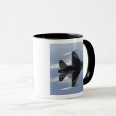 Ein F-16-Kampffalken zieht hohe Gs Tasse (VorderseiteRechts)