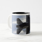 Ein F-16-Kampffalken zieht hohe Gs Zweifarbige Tasse (Vorderseite Links)
