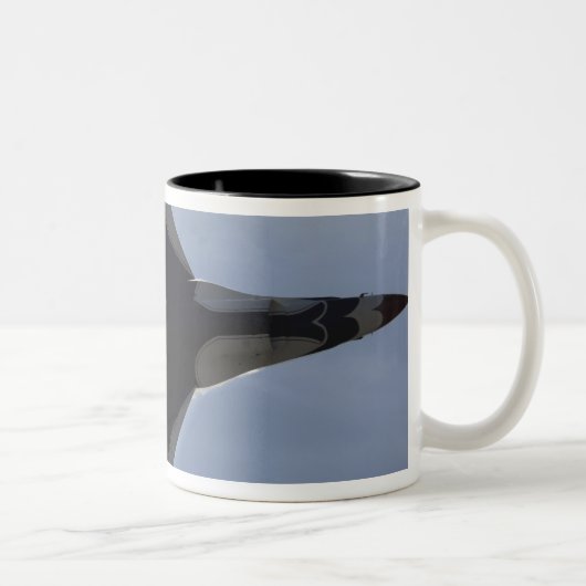 Ein F-16-Kampffalken zieht hohe Gs Zweifarbige Tasse (Rechts)