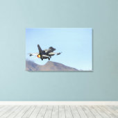 Ein F-16E aus den Vereinigten Arabischen Emiraten Leinwanddruck (Insitu (Holzboden))
