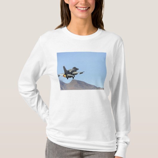 Ein F-16E aus den Vereinigten Arabischen Emiraten T-Shirt (Vorderseite)