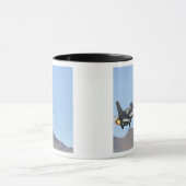 Ein F-16E aus den Vereinigten Arabischen Emiraten Tasse (Zentrum)