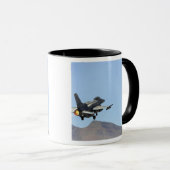 Ein F-16E aus den Vereinigten Arabischen Emiraten Tasse (VorderseiteRechts)