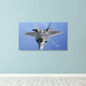 Ein F-22 Raptor bewegt sich in Position, um f 2 zu Leinwanddruck (Insitu (Holzboden))