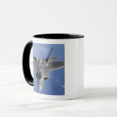 Ein F-22 Raptor bewegt sich in Position, um f 2 zu Tasse (Vorderseite Links)