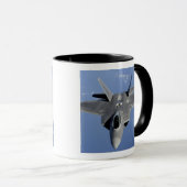 Ein F-22 Raptor bewegt sich in Position, um f 2 zu Tasse (VorderseiteRechts)
