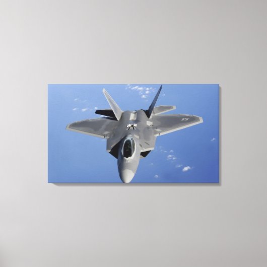 Ein F-22 Raptor bewegt sich in Position, um f zu e Leinwanddruck (Vorderseite)