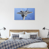 Ein F-22 Raptor bewegt sich in Position, um f zu e Leinwanddruck (Insitu (Schlafzimmer))