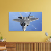 Ein F-22 Raptor bewegt sich in Position, um f zu e Leinwanddruck (Insitu (Wohnzimmer))
