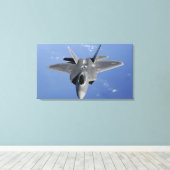 Ein F-22 Raptor bewegt sich in Position, um f zu e Leinwanddruck (Insitu (Holzboden))