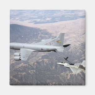 Ein F-22 Raptor erhält Treibstoff von einem KC-135 Magnet