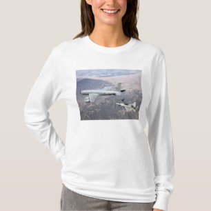 Ein F-22 Raptor erhält Treibstoff von einem KC-135 T-Shirt