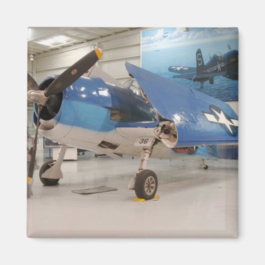 Ein F-6F-Hellcat-Flugzeug des Zweiten Weltkriegs Magnet (Vorne)
