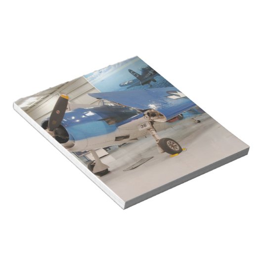 Ein F-6F-Hellcat-Flugzeug des Zweiten Weltkriegs Notizblock (angewinkelt)