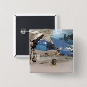 Ein F-6F Hellcat-Weltkriegkämpfer-Flugzeug an Button (Vorne & Hinten)