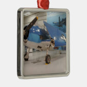 Ein F-6F Hellcat-Weltkriegkämpfer-Flugzeug an Ornament Aus Metall (Rechts)