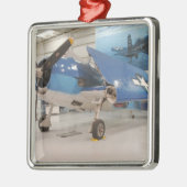 Ein F-6F Hellcat-Weltkriegkämpfer-Flugzeug an Ornament Aus Metall (Links)