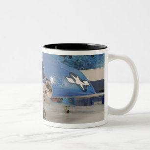 Ein F-6F Hellcat-Weltkriegkämpfer-Flugzeug an Zweifarbige Tasse