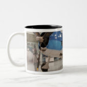 Ein F-6F Hellcat-Weltkriegkämpfer-Flugzeug an Zweifarbige Tasse (Links)