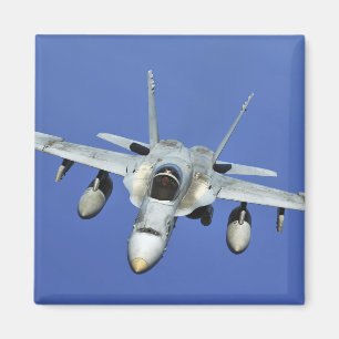 Ein F/A-18 Hornet nimmt an einer Mission teil Magnet