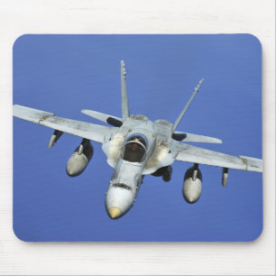 Ein F/A-18 Hornet nimmt an einer Mission teil Mousepad