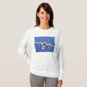 Ein F/A-18 Hornet nimmt an einer Mission teil T-Shirt (Vorne ganz)