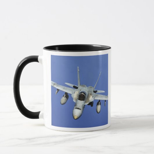 Ein F/A-18 Hornet nimmt an einer Mission teil Tasse (Links)