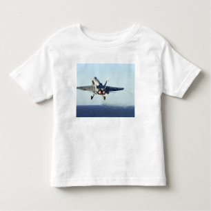 Ein F/A-18C Hornet startet vom Cockpit Kleinkind T-shirt