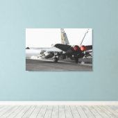 Ein F/A-18C Hornet startet vom Cockpit Leinwanddruck (Insitu (Holzboden))