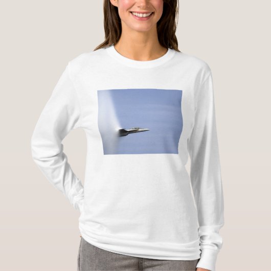 Ein F/A-18E Super Hornet erreicht die Geschwindigk T-Shirt (Vorderseite)