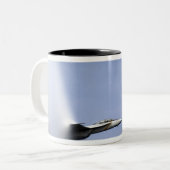 Ein F/A-18E Super Hornet erreicht die Geschwindigk Zweifarbige Tasse (Vorderseite Links)