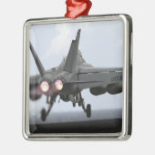 Ein F/A-18E Super Hornet startet Silbernes Ornament (Links)
