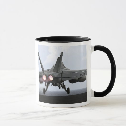 Ein F/A-18E Super Hornet startet Tasse (Rechts)