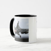 Ein F/A-18E Super Hornet startet Tasse (Vorderseite Links)